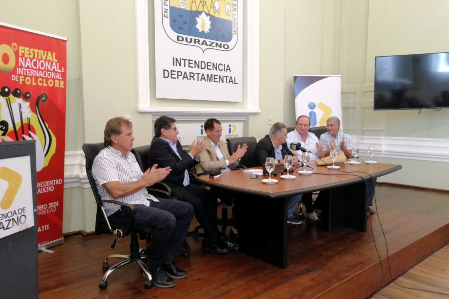 Lanzamiento del sello conmemorativo por el 50º aniversario del Festival Nacional e Internacional de Folklore de Durazno