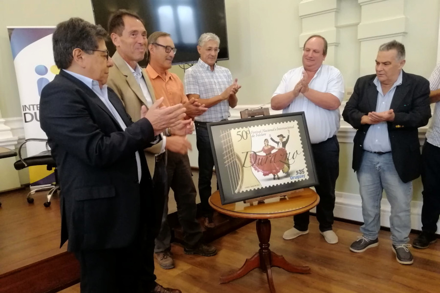 Lanzamiento del sello conmemorativo por el 50º aniversario del Festival Nacional e Internacional de Folklore de Durazno