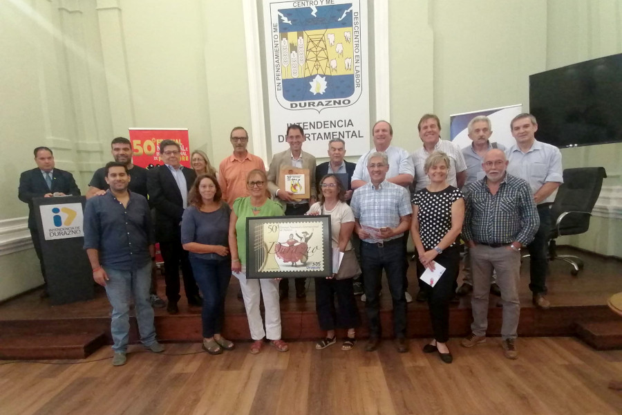 Lanzamiento del sello conmemorativo por el 50º aniversario del Festival Nacional e Internacional de Folklore de Durazno