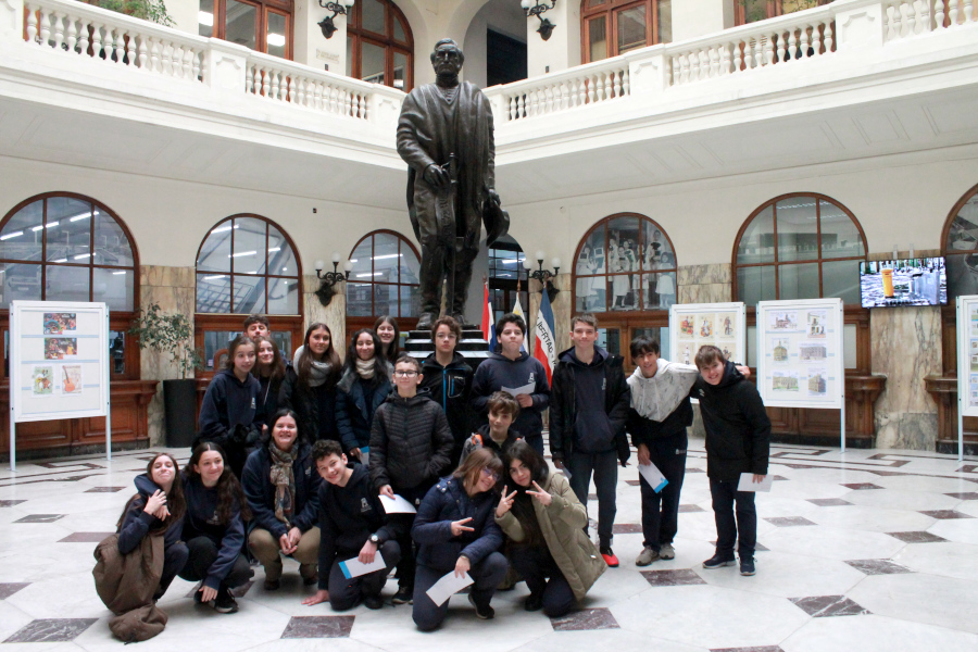 Alumnos del Liceo Bilingüe Ciudad Vieja en el hall de Casa Central