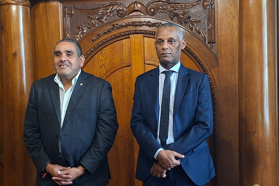 Presidente de Correo Uruguayo, Gabriel Bonfrisco, junto al Encargado de Negocios de la Embajada de Qatar en Uruguay, Ssad Al-Kubaisi.