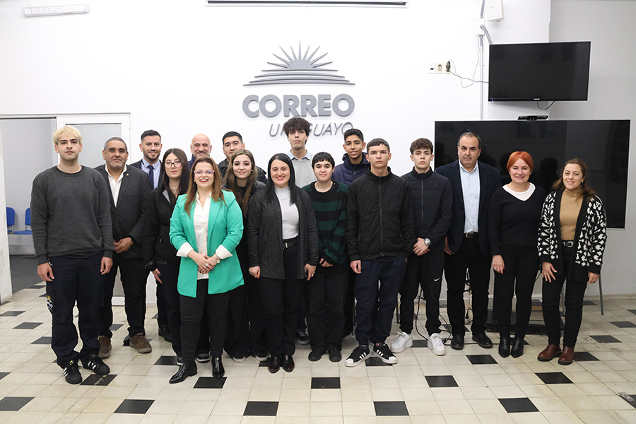 Directorio de Correo Uruguayo junto a los becarios del programa Yo Estudio y Trabajo