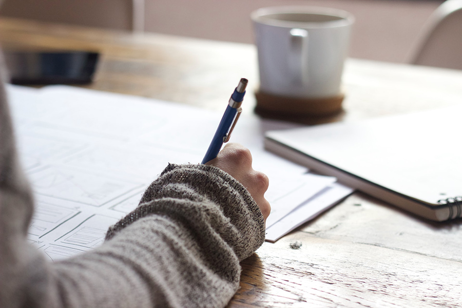 Estudiante escribe en un cuaderno