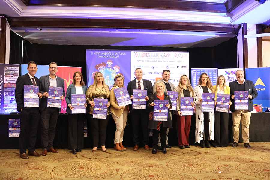 Autoridades presentes en el lanzamiento del concurso