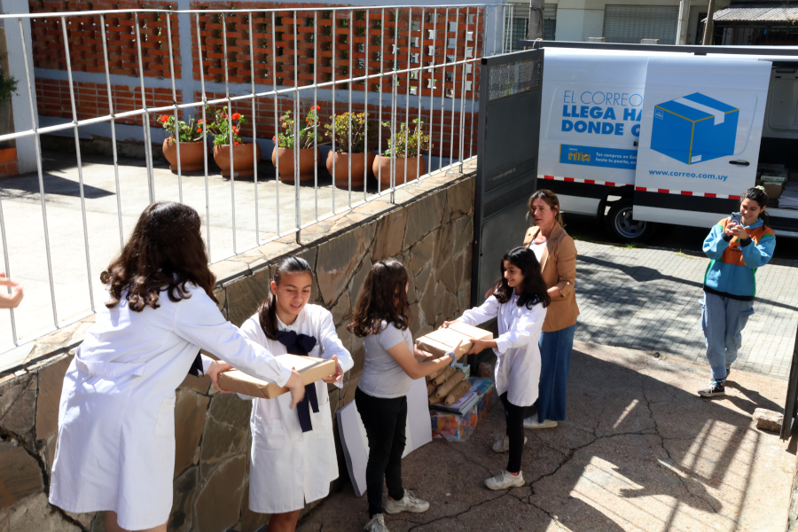 Escolares reciben los materiales entregados por Repapel