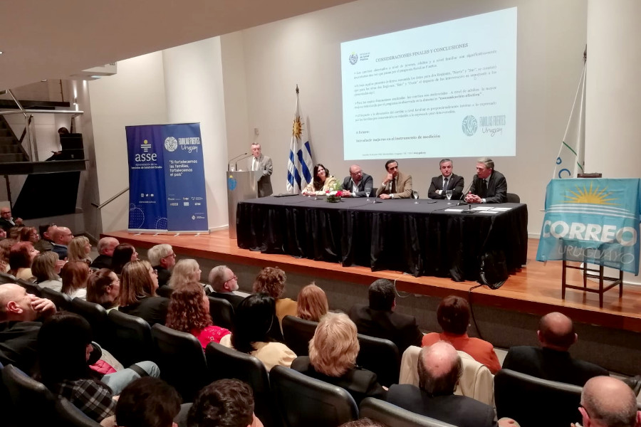 Mesa de autoridades presentes en el lanzamiento del sello personalizado