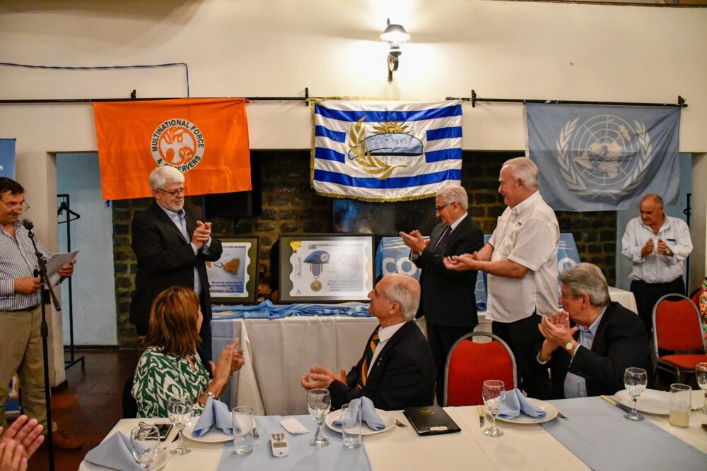 Autoridades de Correo Uruguayo y AVOPU durante la presentación de los sellos personalizados