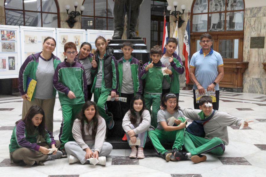 Alumnos del Colegio Imaginate en el hall del Palacio de Correos