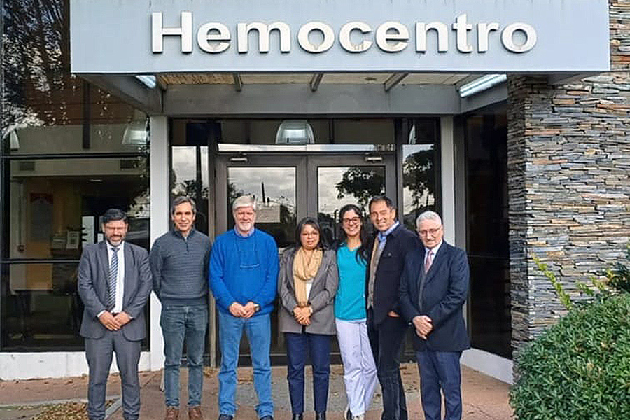 Autoridades de Correo Uruguayo y del Hemocentro de Maldonado en el exterior de la sede del Hemocentro