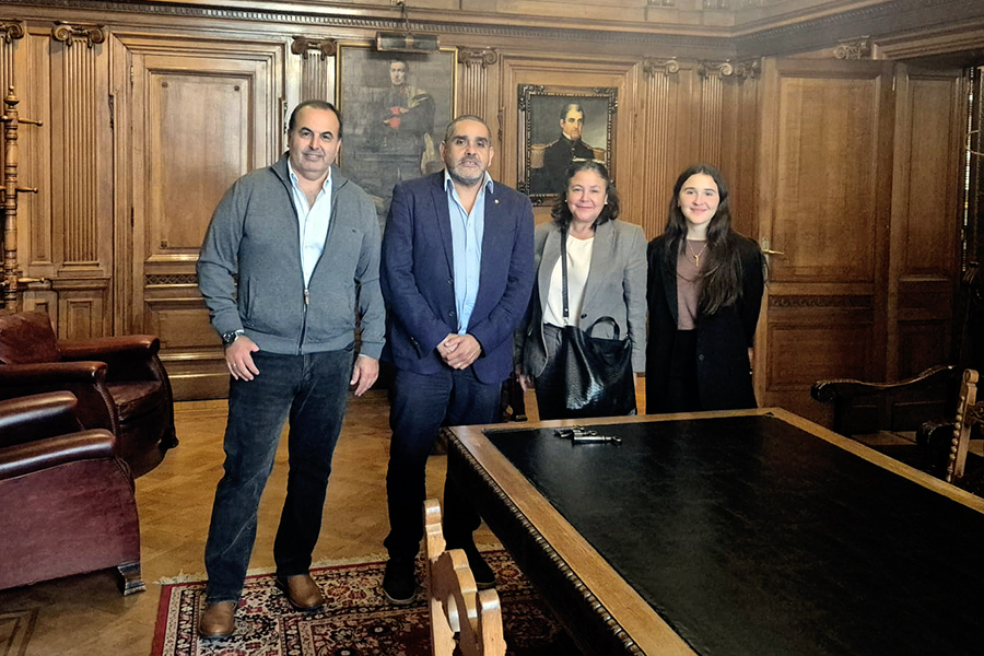 Los integrantes del Directorio de Correo Uruguayo recibieron a la embajadora de Canadá en la Sala de Protocolo