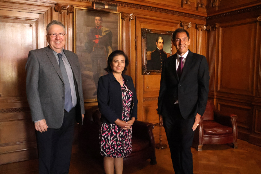 Embajadora de Perú junto al encargado de Asuntos Culturales del Perú y Presidente de Correo Uruguayo