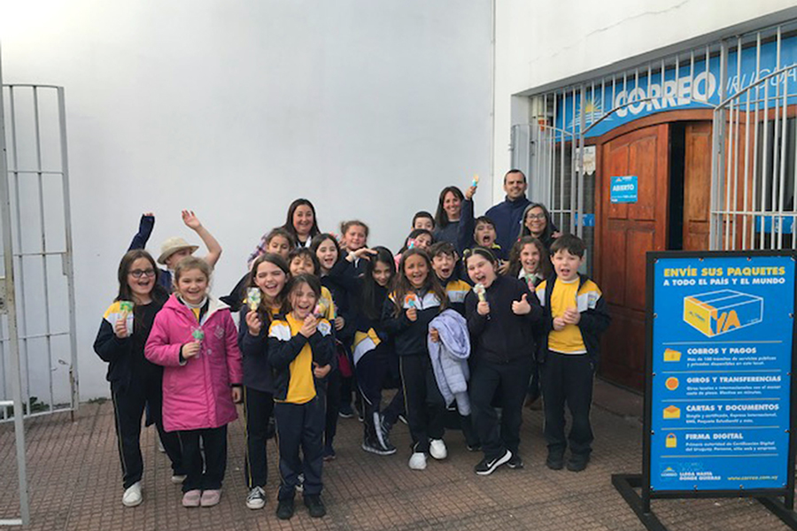 Escolares del Colegio Hermanas Capuchinas en la entrada del local de Correo Uruguayo en Maldonado