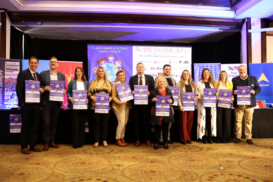 Autoridades presentes en el acto de lanzamiento