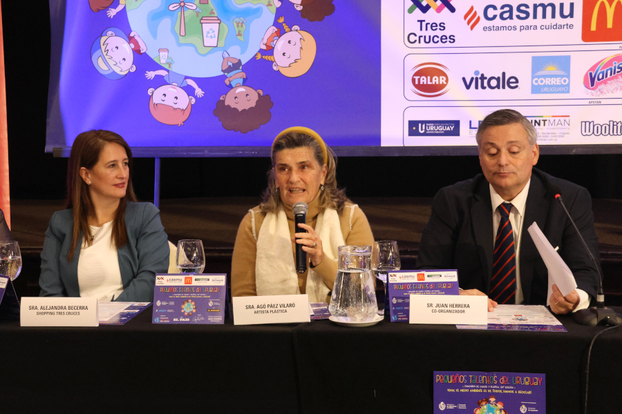 Sra. Agó Páez Vilaró haciendo uso de la palabra