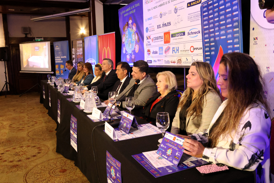 Mesa de autoridades presentes en el acto
