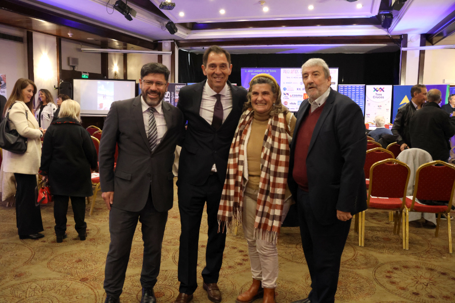 Autoridades de Correo Uruguayo junto a la Sra. Agó Páez Vilaró
