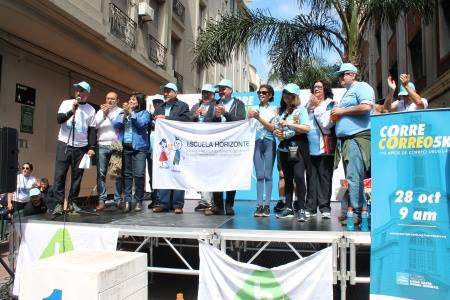 Autoridades desplegando la bandera de la Escuela Horizonte