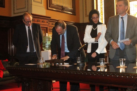 Diputado Jorge Gandini matasellando el sobre primer día de emisión