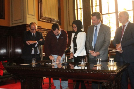 Presidente de la Comisión Nacional de la Juventud, Gonzalo Baroni, matasellando el sobre primer día de emisión