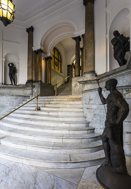 Esculturas situadas en la escalinata.