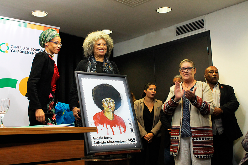 Angela Davis junto a autoridades de Correo Uruguayo