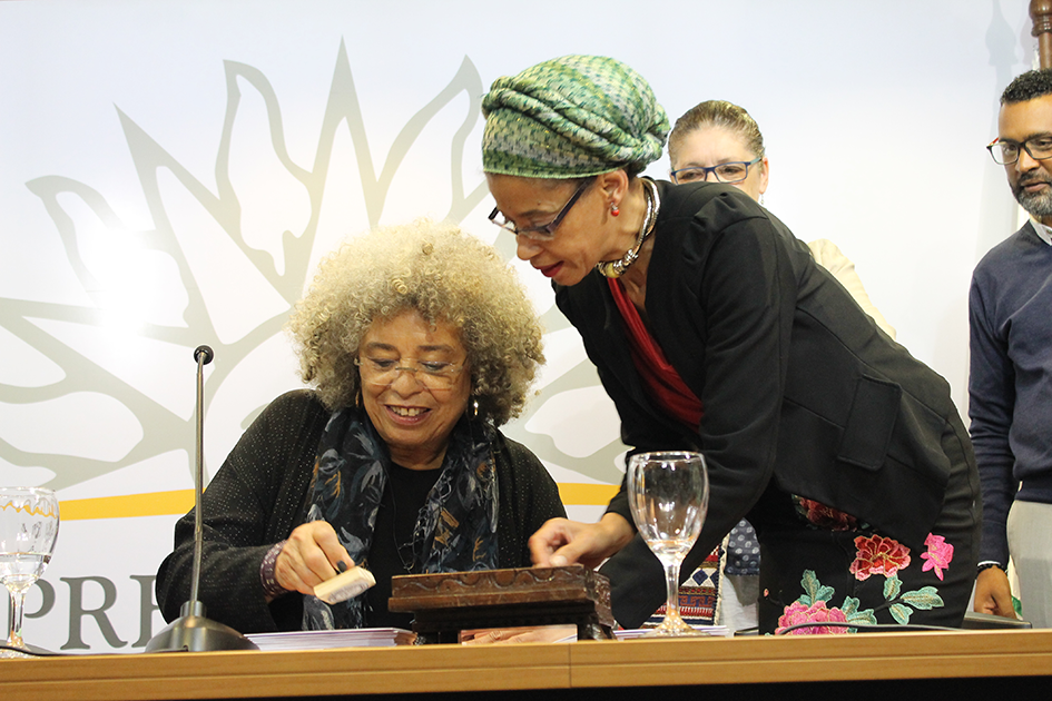 Angela Davis y presidenta de Correo Uruguayo, Solange Moreira.