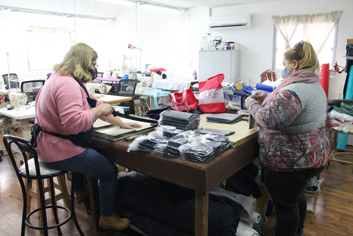 Mujeres emprendedoras del Centro de Promoción por la Dignidad Humana (Ceprodih) confeccionaron 2500 tapabocas para Correo Uruguayo, que serán utilizados por los funcionarios de todo el país.