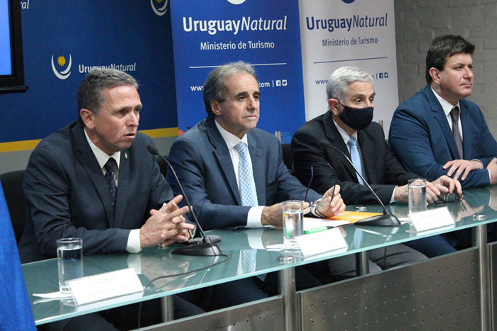 Autoridades de Correo Uruguayo y Ministerio de Turismo