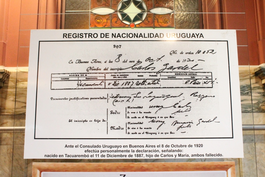 Reproducción del documento del registro de nacionalidad de Carlos Gardel