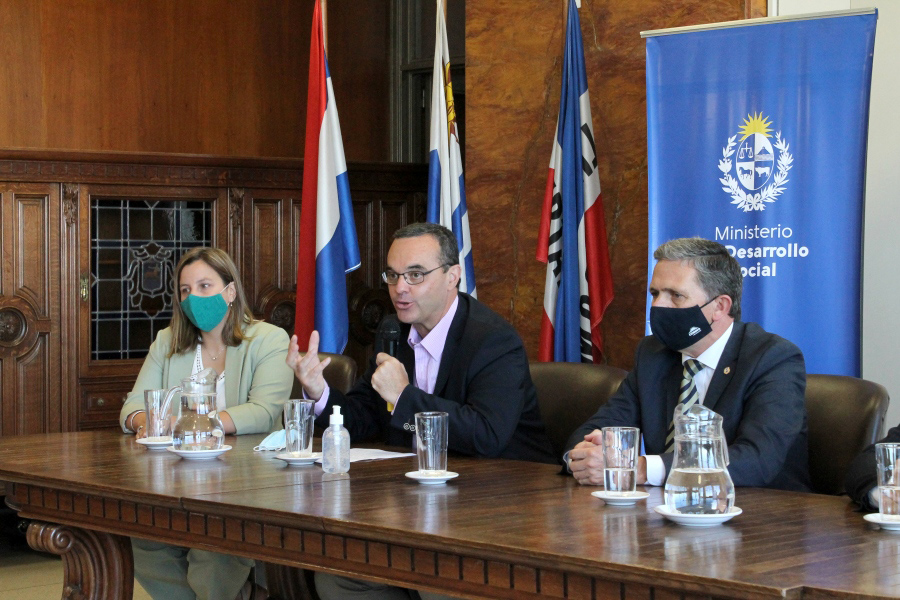 Autoridades de MIDES, MIEM y Correo Uruguayo