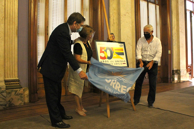 Director de Correo Uruguayo junto a autoridades del Frente Amplio