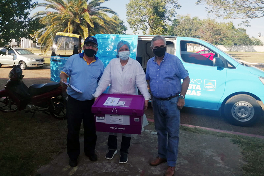 Vicepresidente de Correo Uruguayo, Sr. Julio César Silveira junto a funcionario postal y personal médico