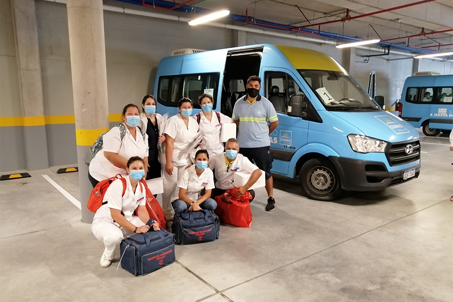 Equipo de vacunación junto a camioneta de Correo Uruguayo