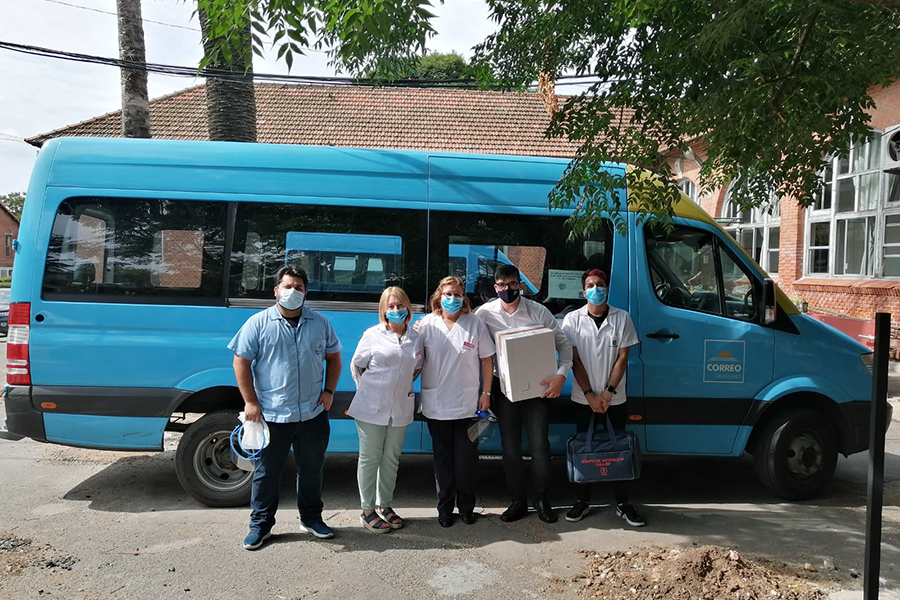 Equipo de vacunación junto a funcionario y camioneta de Correo Uruguayo