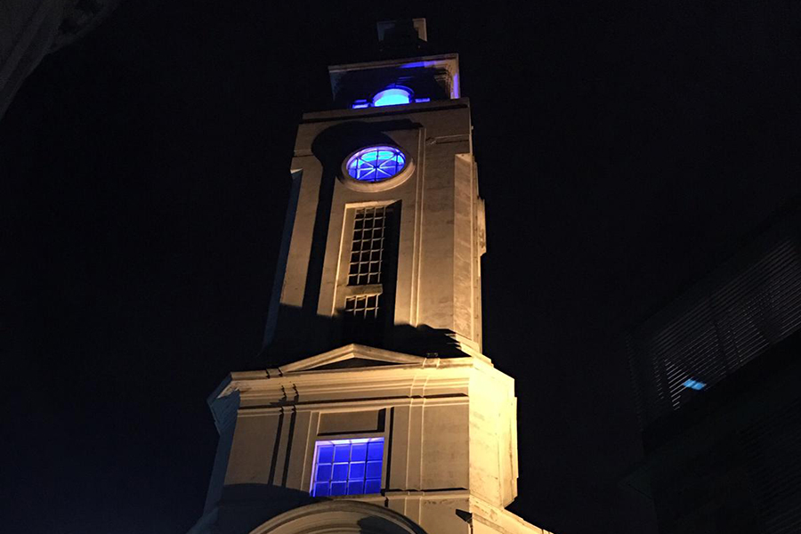 Torre del Correo Central iluminada de azul