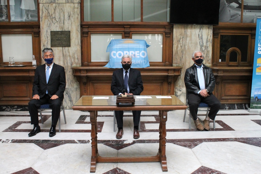 Autoridades de Correo Uruguayo y Embajador de Japón