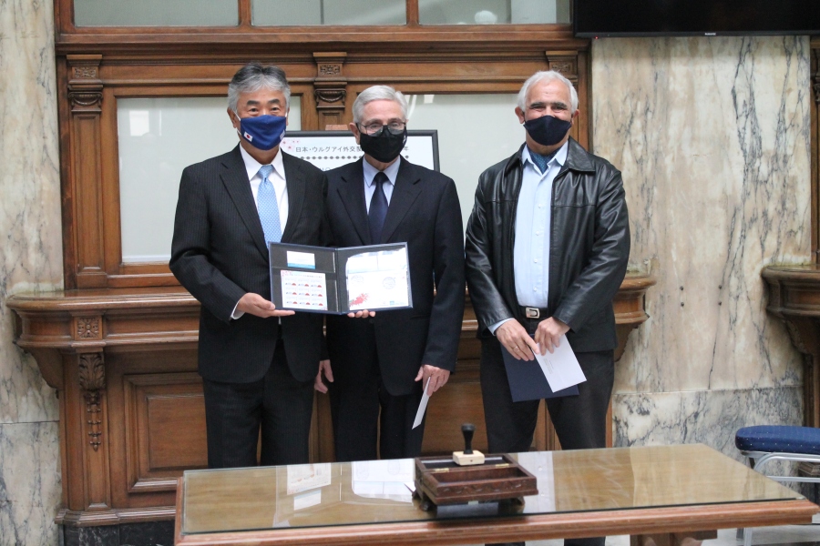 Autoridades de Correo Uruguayo y Embajador de Japón
