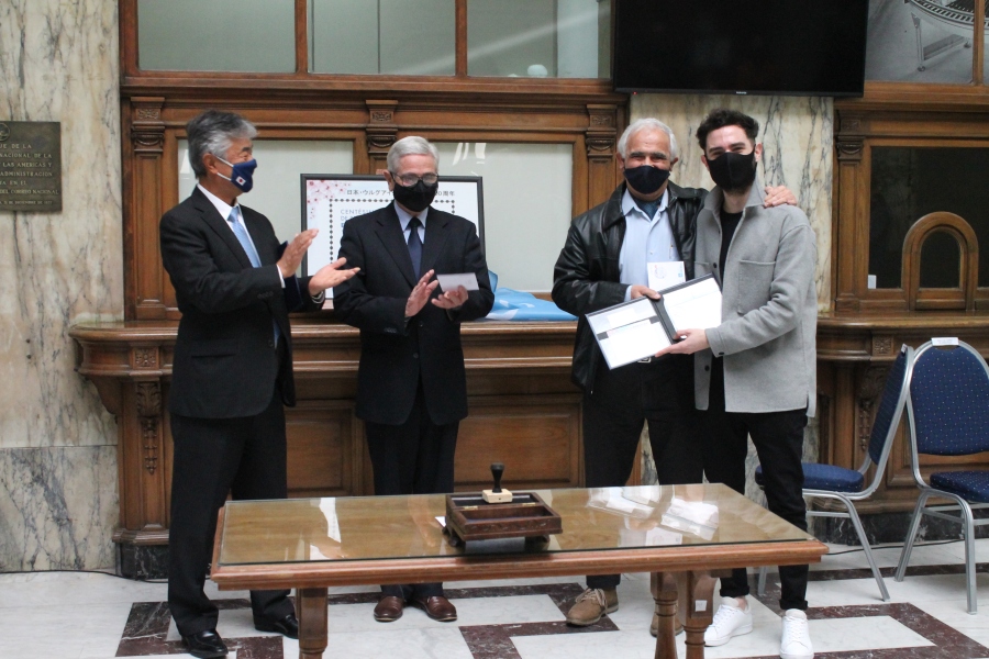 Autoridades de Correo Uruguayo, Embajador de Japón y diseñador del logo conmemorativo