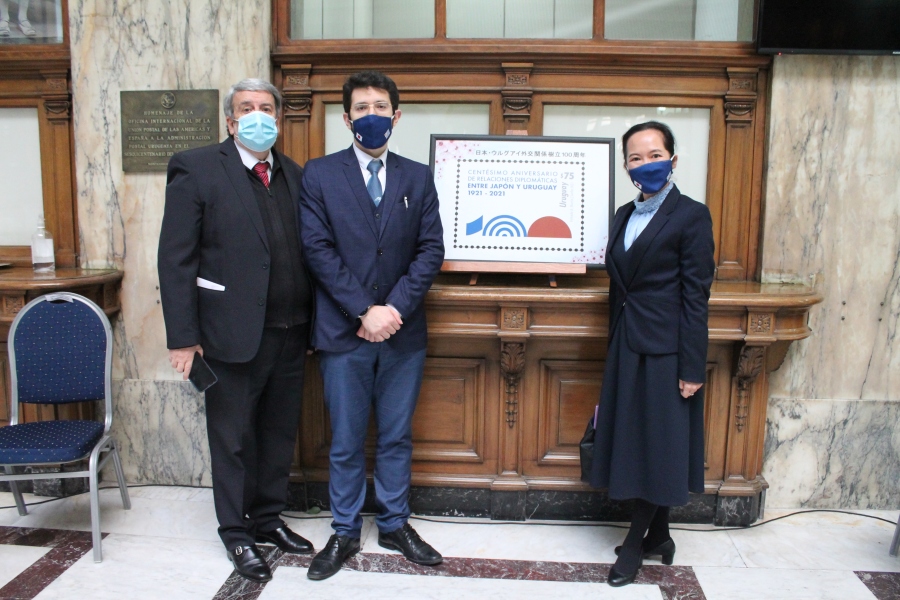 Representantes de Embajada de Japón y Correo Uruguayo